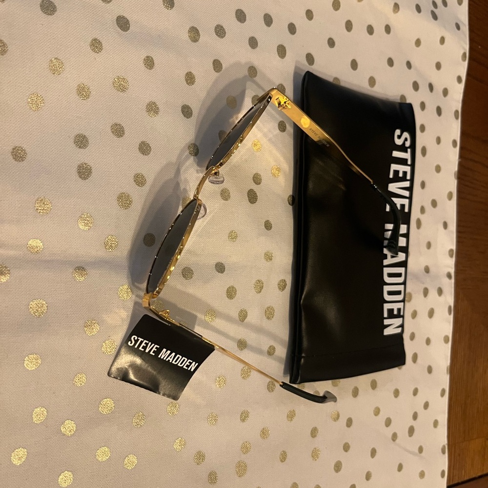 Steve Madden Gold Oval Sunglasses with Black Lenses New with Case - Picture 3 of 4